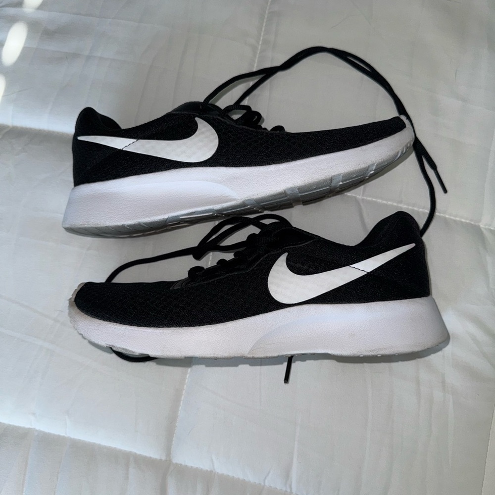WOMEN'S NIKE TANJUN SUSTAINABLE SNEAKERS